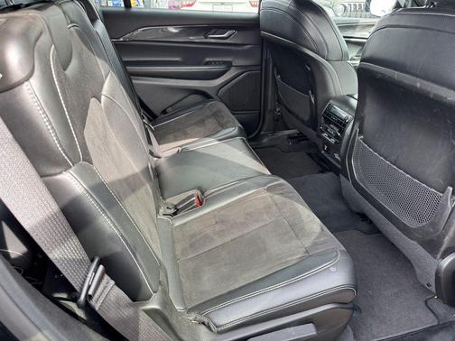 Diamond Black Crystal Pearlcoat 2023 Jeep Grand Cherokee L Altitude