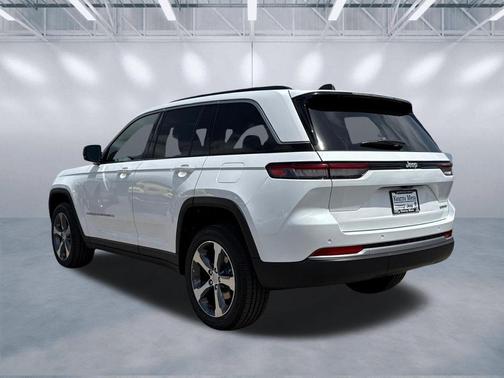 Bright White Clearcoat 2026 Jeep Grand Cherokee Limited