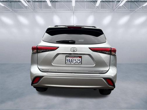 Celestial Silver Metallic 2022 Toyota Highlander Platinum