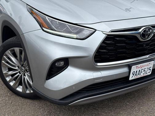 Celestial Silver Metallic 2022 Toyota Highlander Platinum