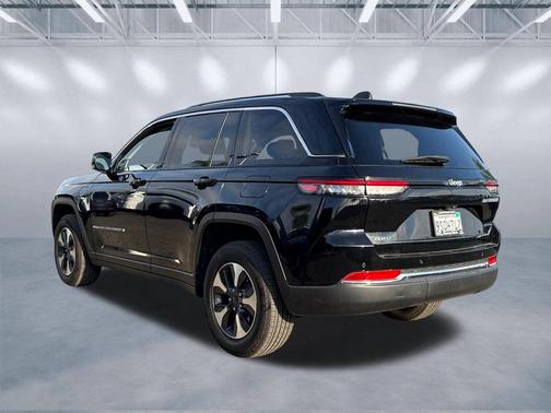 Diamond Black Crystal Pearlcoat 2023 Jeep Grand Cherokee 4xe Base