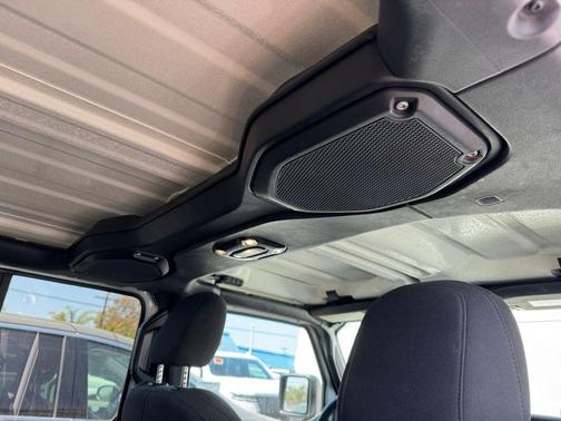 Bright White Clearcoat 2023 Jeep Wrangler 4-Door Sahara 4x4