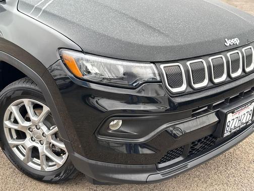 Diamond Black Crystal Pearlcoat 2022 Jeep Compass Latitude Lux