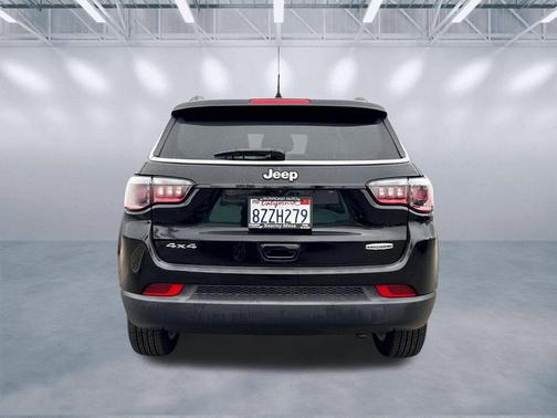 Diamond Black Crystal Pearlcoat 2022 Jeep Compass Latitude Lux