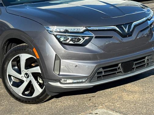 2025 VinFast VF 8 Eco