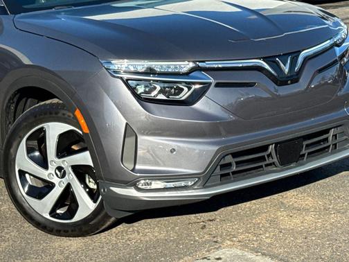 2025 VinFast VF 8 Eco