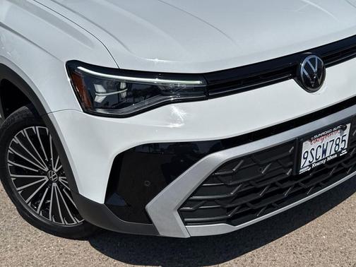 Pure White 2025 Volkswagen Taos 1.5T SE