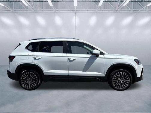 Pure White 2025 Volkswagen Taos 1.5T SE