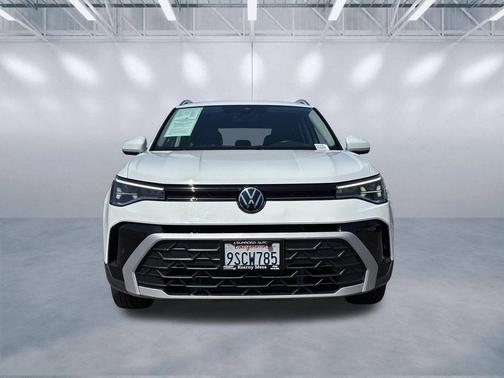 Pure White 2025 Volkswagen Taos 1.5T SE