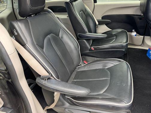 Granite Crystal Metallic Clearcoat 2023 Chrysler Pacifica Hybrid Limited