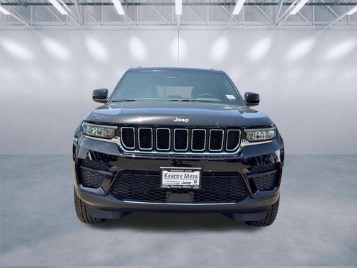 Diamond Black Crystal Pearlcoat 2026 Jeep Grand Cherokee Laredo