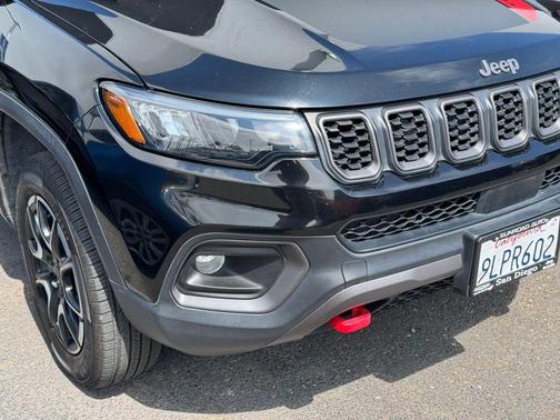 Diamond Black Crystal Pearlcoat 2024 Jeep Compass Trailhawk