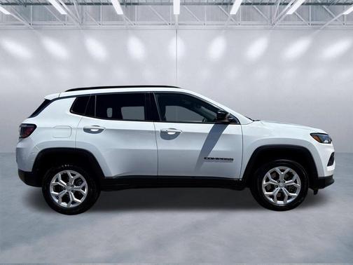 Bright White Clearcoat 2024 Jeep Compass Latitude