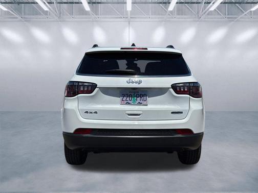 Bright White Clearcoat 2024 Jeep Compass Latitude