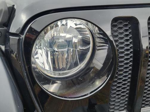 Photo 3 of 10 of 2018 Jeep Wrangler Sport