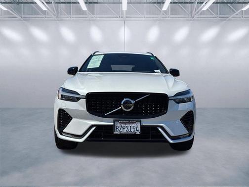 Crystal White Metallic 2022 Volvo XC60 B6 R-Design