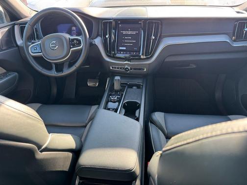 Crystal White Metallic 2022 Volvo XC60 B6 R-Design