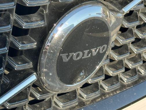 Crystal White Metallic 2022 Volvo XC60 B6 R-Design