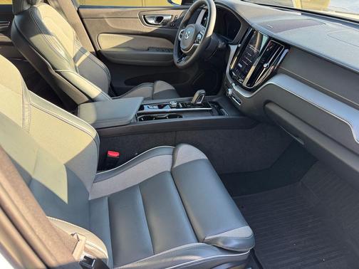 Crystal White Metallic 2022 Volvo XC60 B6 R-Design