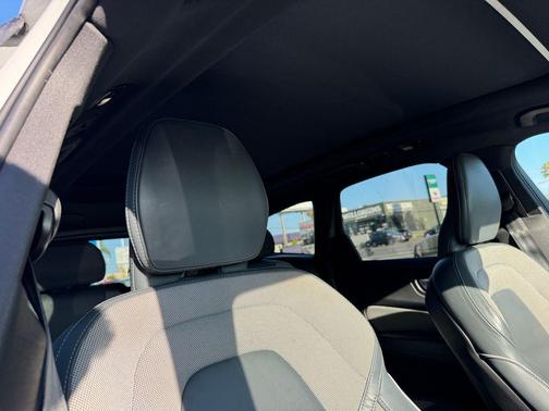 Crystal White Metallic 2022 Volvo XC60 B6 R-Design