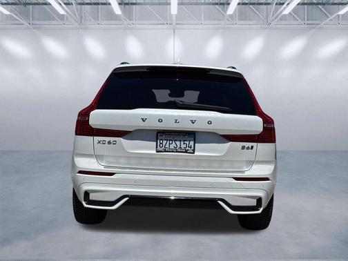 Crystal White Metallic 2022 Volvo XC60 B6 R-Design