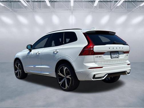 Crystal White Metallic 2022 Volvo XC60 B6 R-Design