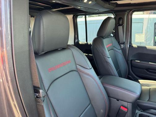 Granite Crystal Metallic Clearcoat 2025 Jeep Wrangler Rubicon