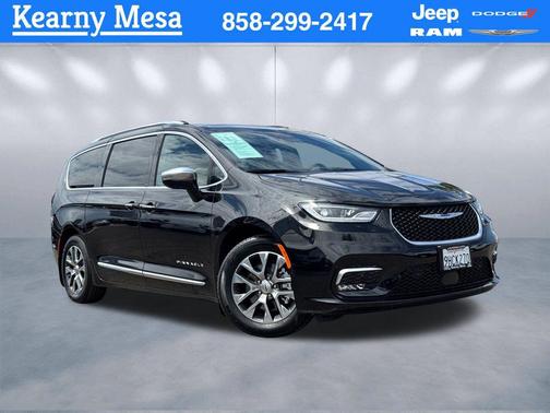 Brilliant Black Crystal Pearlcoat 2022 Chrysler Pacifica L