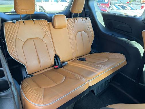 Brilliant Black Crystal Pearlcoat 2022 Chrysler Pacifica L