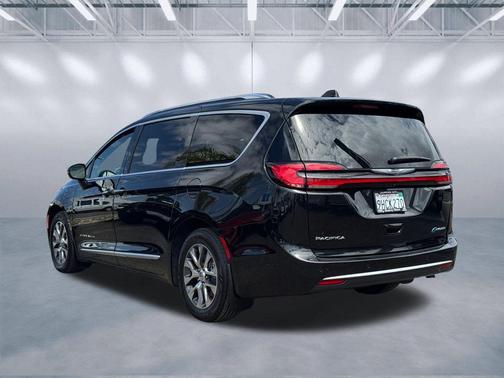 Brilliant Black Crystal Pearlcoat 2022 Chrysler Pacifica L