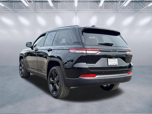 Diamond Black Crystal Pearlcoat 2026 Jeep Grand Cherokee Altitude