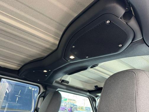 Bright White Clearcoat 2024 Jeep Wrangler Rubicon