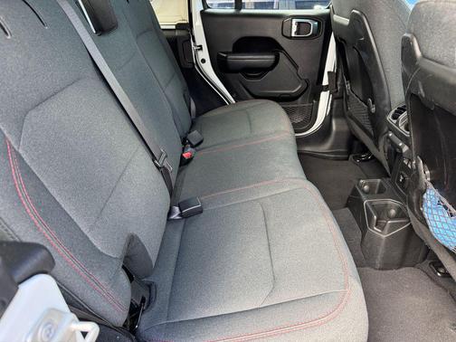 Bright White Clearcoat 2024 Jeep Wrangler Rubicon