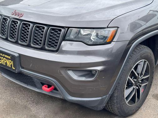 Granite Crystal Metallic Clearcoat 2019 Jeep Grand Cherokee Trailhawk