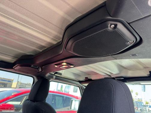 Bright White Clearcoat 2023 Jeep Wrangler 4-Door Sahara 4x4