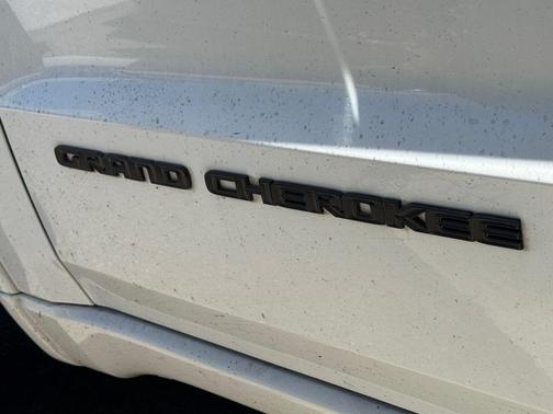 Bright White Clearcoat 2017 Jeep Grand Cherokee Altitude