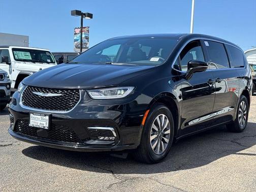 2025 Chrysler Pacifica Hybrid Select
