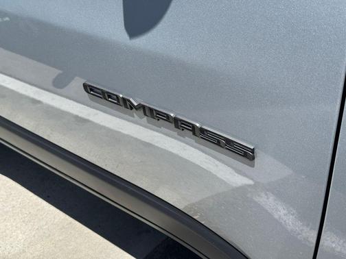 Silver Zynith Metallic Clearcoat 2025 Jeep Compass Latitude