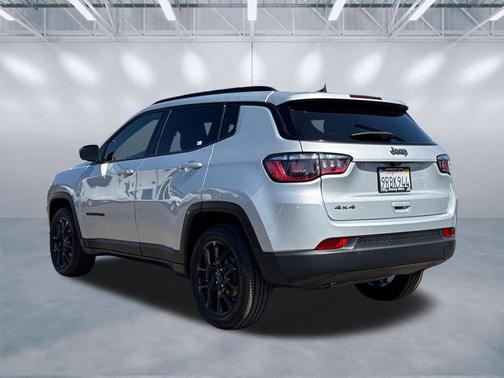 Silver Zynith Metallic Clearcoat 2025 Jeep Compass Latitude