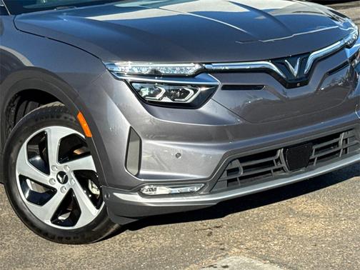 2025 VinFast VF 8 Eco