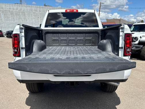 Bright White Clearcoat 2026 RAM 2500 Big Horn Crew Cab 4x4 6'4' Box