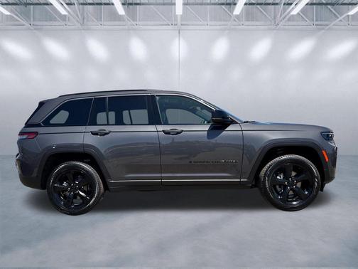 Baltic Gray Metallic Clearcoat 2026 Jeep Grand Cherokee Altitude