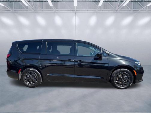 Brilliant Black Crystal Pearlcoat 2022 Chrysler Pacifica Hybrid Limited