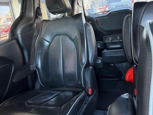 Brilliant Black Crystal Pearlcoat 2022 Chrysler Pacifica Hybrid Limited