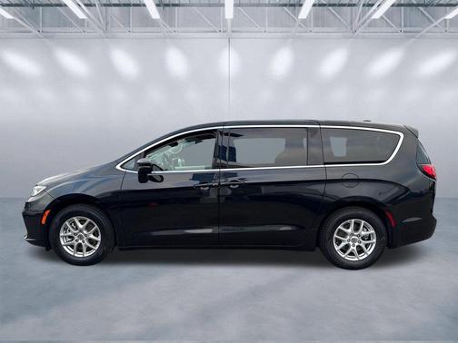 Brilliant Black Crystal Pearlcoat 2023 Chrysler Pacifica Touring L