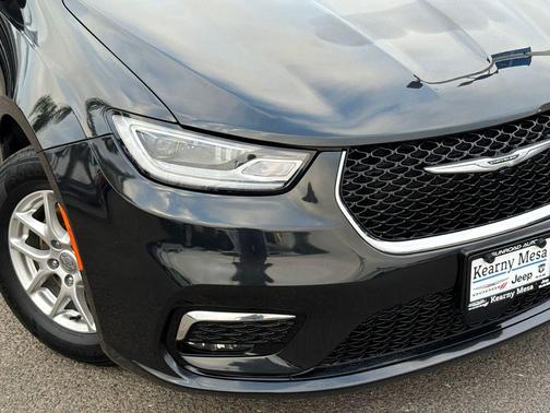 Brilliant Black Crystal Pearlcoat 2023 Chrysler Pacifica Touring L