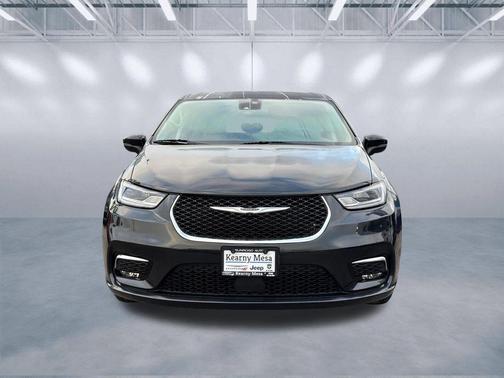 Brilliant Black Crystal Pearlcoat 2023 Chrysler Pacifica Touring L