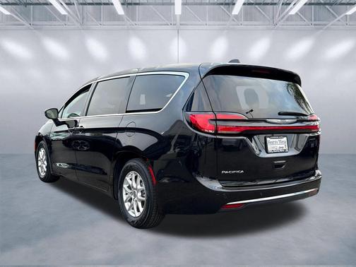 Brilliant Black Crystal Pearlcoat 2023 Chrysler Pacifica Touring L