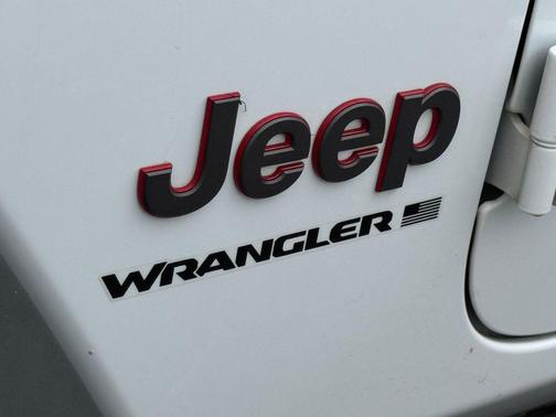 Bright White Clearcoat 2023 Jeep Wrangler Rubicon