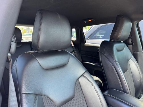 Diamond Black Crystal Pearlcoat 2022 Jeep Compass Latitude
